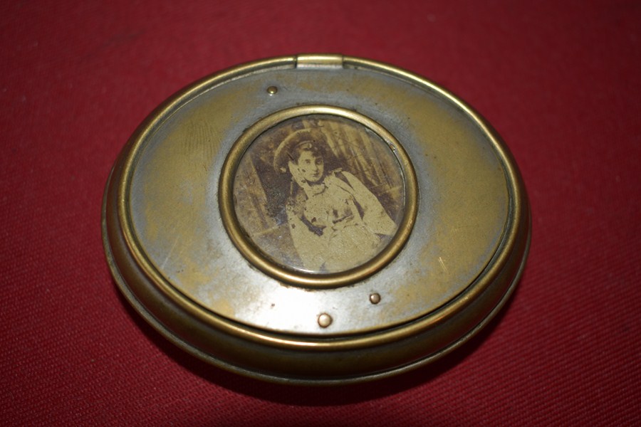 WW1 FRENCH SOLDIERS TOBACCO TIN-SOLD